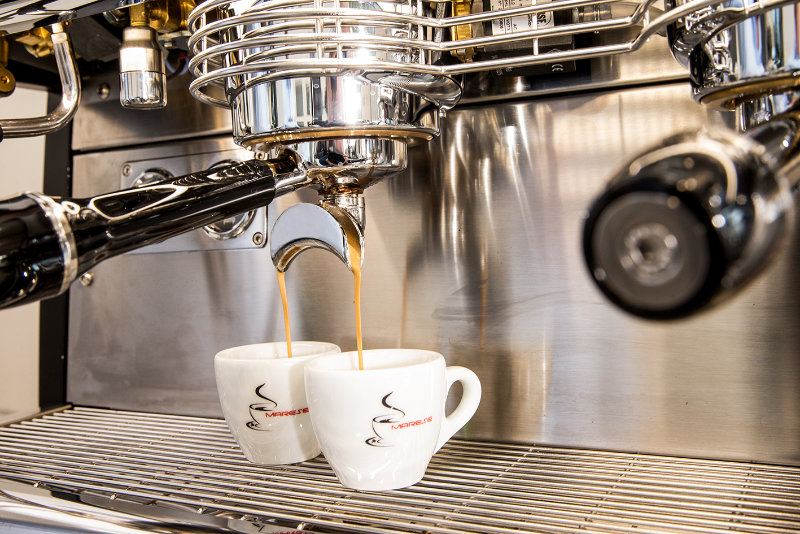 Espresso wird in Marese-Tassen zubereitet