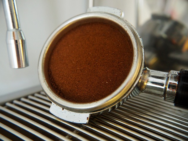 Kaffeepulver in einem Filterträger