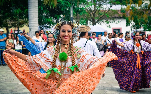 Frau aus Honduras tanzt auf der Straße